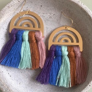 lange bungelende oorbellen met kwastjes / macramé oorbellen / boho statement oorbellen / waaier oorbellen / messing hanger / cadeau voor vriendin