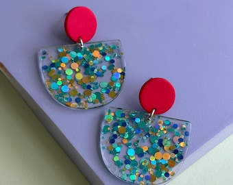 bunte Glitzer Konfetti Acryl Ohrringe in Türkis, Blau und Rot / große, bunte Statement Acryl Ohrringe aus Kunststoff / Geschenk Schmuck