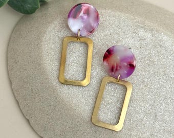 bunte Acryl Ohrstecker mit eckigen, goldenen Messing Anhänger / rosa, lila Statement Hängeohrringe mit Anhänger / Geschenk für Freundin