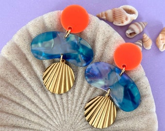 bunte Acryl Statement Ohrringe mit neon orangen Acryl Ohrstecker und goldenen Muschel Anhänger / blaue Acryl Ohrringe / Geschenk für Sie