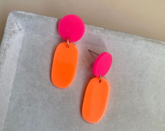 Boucles d’oreilles néon en rose et orange / boucles d’oreilles en acrylique rose / boucles d’oreilles suspendues accrocheuses / boucles d’oreilles déclaration / boucles d’oreilles en plastique / cadeau