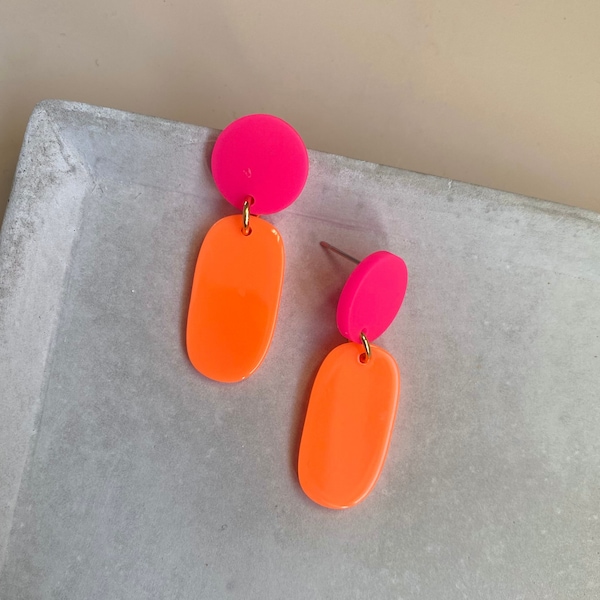 Neon Ohrringe in Pink und Orange / pinke Acryl Ohrstecker / auffällige Hängeohrringe / Statement Ohrringe / Kunststoff Ohrringe / Geschenk