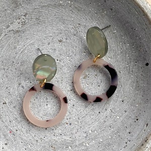kleine Schildpatt Ohrringe mit schimmernden, grünen Acetat Ohrstecker / bunte Statement Ohrringe / Schildpatt Muster / Geschenk für Freundin