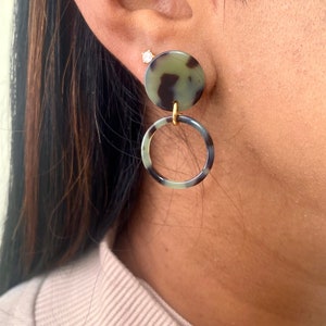 kleine grüne Schildpatt Ohrringe mit Acetat Ohrstecker / bunte Kunststoff Statement Ohrringe / Schildpatt Muster / Geschenk für Freundin