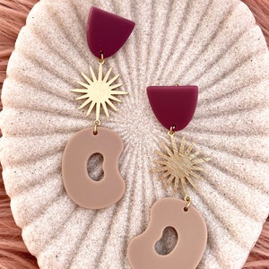 long earrings made of acrylic and brass/red beige gold jewelry/eye-catching statement earrings/long acrylic drop earrings/gift for girlfriend