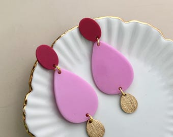 rote Acryl Ohrstecker mit lila Anhänger aus Acetat / bunte Statement Ohrringe / rosa Ohrringe mit Messing Anhänger in Gold / Geschenk