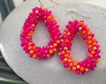 Große , pink - orange Statement Ohrringe aus schimmernden Glasperlen / Color - Block Perlen Ohrringe mit vergoldeten Ohrhaken