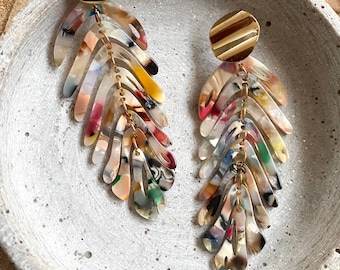 große, blattförmige Ohrringe aus Kunststoff Acetat / bunte Statement Ohrringe / bunt lange Hängeohrringe / vergoldete Ohrstecker / Geschenk