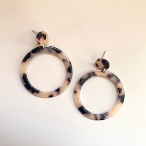 round, large tortoiseshell statement earrings made of acetate plastic / long acetate drop earrings / tortoiseshell pattern jewelry / gift for girlfriend