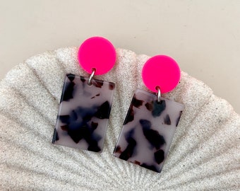 Neon earrings in pink with a tortoiseshell pattern / pink acrylic stud earrings / eye-catching dangle earrings / plastic statement earrings / gift