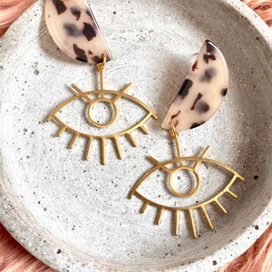 grandes boucles d&#39;oreilles en acétate avec pendentif en forme d&#39;œil en or / boucles d&#39;oreilles dorées / boucles d&#39;oreilles à tige en acétate / longues boucles d&#39;oreilles pendantes / cadeau pour elle
