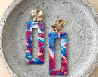 Kleurrijke acetaat oorbellen met vergulde, ronde stekers / kleurrijke, grote statement oorbellen / blauwroze oorbellen / cadeau voor vriendin