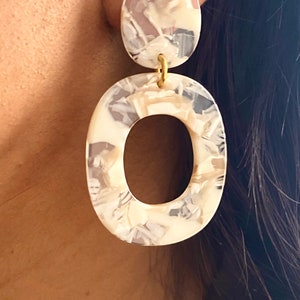 transparente Ohrringe mit Schildpatt Muster / große Statement Ohrringe / Acetat Ohrstecker Anhänger / Plastik Ohrring / Geschenk Freundin