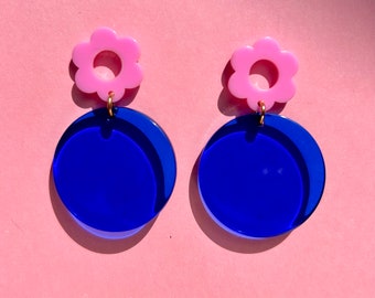 Blaue Acryl Ohrringe in Blau und Rosa / pinke Blumen Acryl Ohrstecker / bunte, auffällige Hängeohrringe / Statement Ohrringe / Geschenk