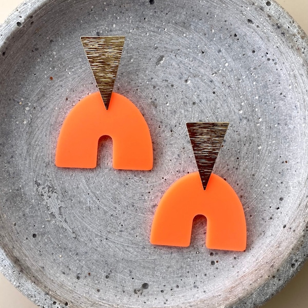 Neonorange statementörhängen av akryl och guldpläterade örhängen / Neonsmycken / Färgglada, iögonfallande akrylörhängen / Present till flickvän