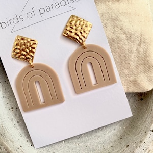 Orecchini in acrilico con borchie in ottone/gioielli in oro beige/gioielli vistosi in acetato acrilico/orecchini in oro con pendente/regalo per la fidanzata
