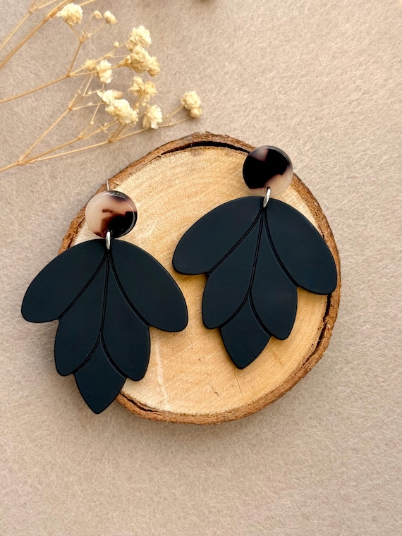 große, schwarze Statement Ohrringe mit Schildpatt Ohrstecker / lange hängende Hängeohrringe / schwarze Ohrringe / Geschenk für Freundin