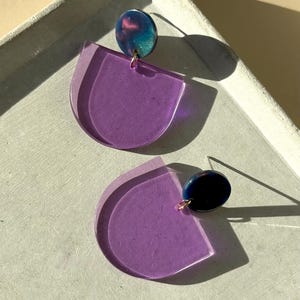 lila Statement Ohrringe aus Acetat / große bunte Ohrringe / Party Ohrringe / lila Ohrstecker / Geschenk für Freundin