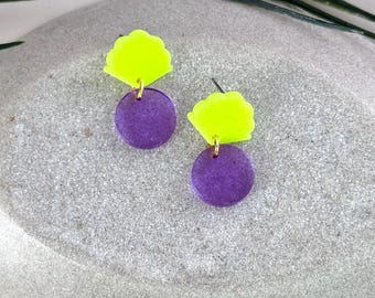 kleine, bunte Acryl Ohrringe mit lila Anhänger und neongelben Ohrstecker /  Statement Ohrringe / lila Ohrringe hängend / Geschenk für Sie