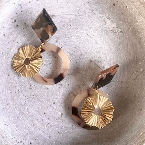 Schildpatt Ohrringe mit vergoldetem Anhänger / Acetat Ohrschmuck / Schildpatt Muster beige schwarz / Plastik Ohrring / Geschenk für Freundin
