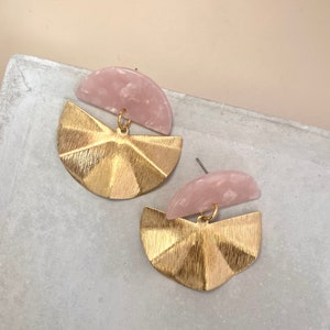 boucles d&#39;oreilles à tige en acrylique rose avec pendentif en laiton doré / grandes boucles d&#39;oreilles dorées / boucles d&#39;oreilles pendantes roses / bijoux fantaisie / cadeau pour femme