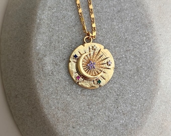 vergoldete Halskette mit Mond und Sterne Anhänger  / goldene Halskette mit bunten Zirkonia Stein Anhänger / Statement / Geschenk Freundin