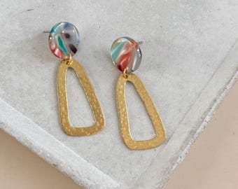 bunte Acetat Ohrringe mit goldenem Messing Anhänger/ lange Hängerohrringe / bunte Schildpatt Ohrringe /  Plastik Ohrring  / Geschenk