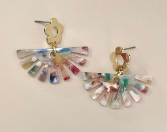 goldene Blumen Ohrstecker mit bunten Acryl Anhänger / Statement Schmuck / Hängeohrring / bunte Acryl Acetat Ohrringe / Geschenk für Freundin
