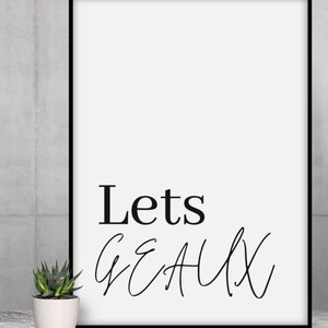 K&ouml;nnte beinhalten: Schwarz-wei&szlig; gerahmter Druck mit dem Text "Lets get aux" in einer modernen Schriftart.
