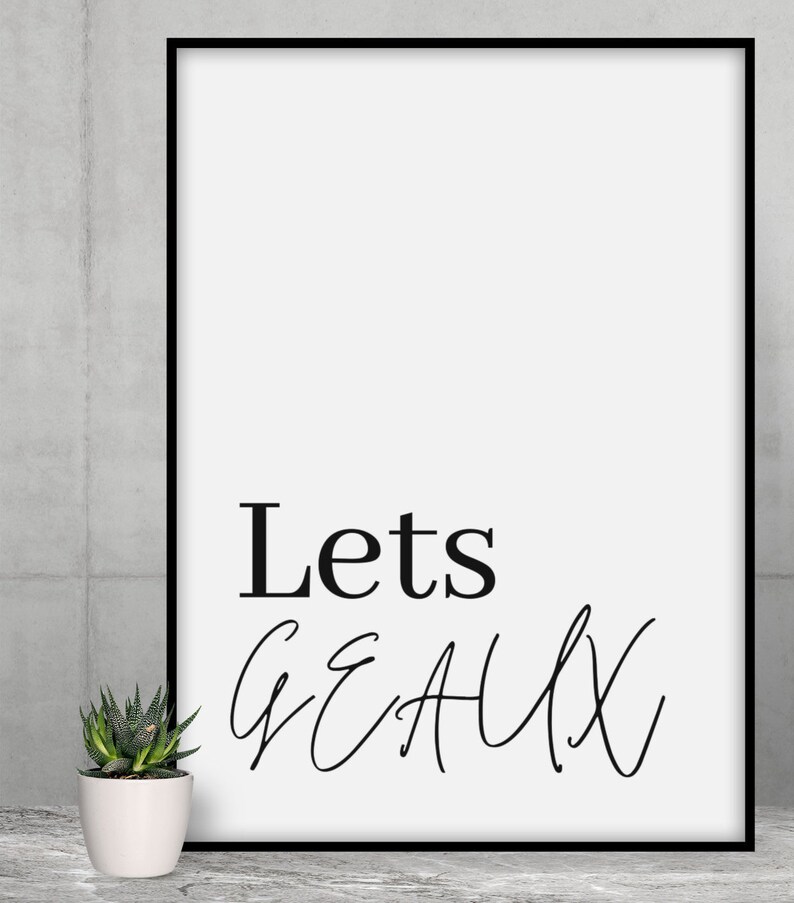 K&ouml;nnte beinhalten: Schwarz-wei&szlig; gerahmter Druck mit dem Text "Lets get aux" in einer modernen Schriftart.