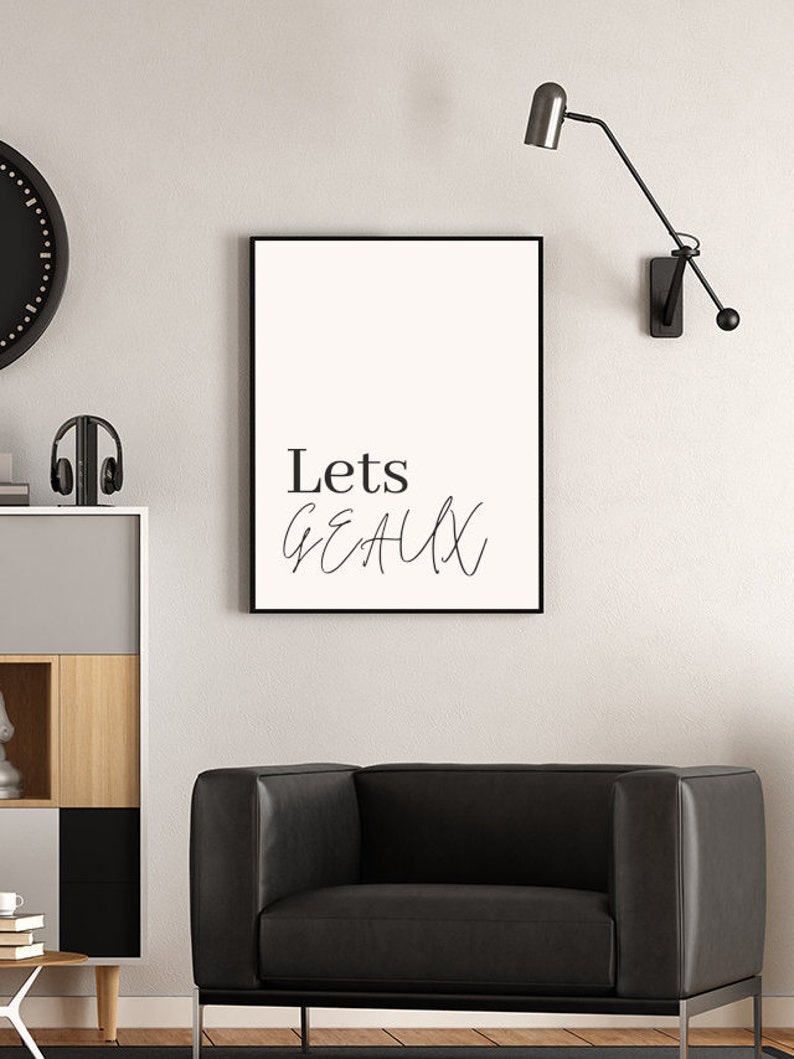 K&ouml;nnte beinhalten: Schwarz-wei&szlig; gerahmtes Wandbild mit dem Text "Lets Get Lit" in einer modernen Schriftart.