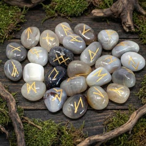 Ensemble de runes en agate grise – Ordre du Futhark ancien – 25 pierres runiques finies à la main avec pochette en velours – Oracle et divination – Cadeau spirituel