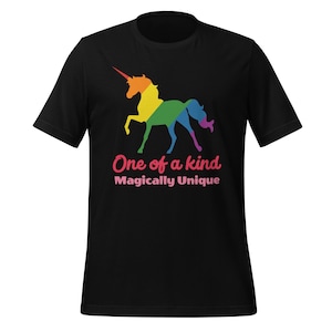 Könnte beinhalten: Schwarzes T-Shirt mit einer Regenbogen-Einhorn-Silhouette und dem Text "One of a kind Magically Unique".