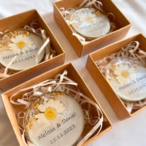 10/20/30/40/50 pezzi. Magnete personalizzato con margherita - Bomboniere per matrimoni, fidanzamenti, henné, regali di compleanno per feste nuziali, battesimi - regalo - resina epossidica