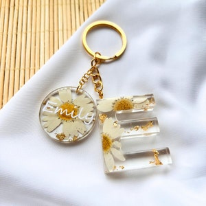 Gepersonaliseerde sleutelhanger met madeliefje, letters en namen – verjaardagscadeau, cadeau-idee, tashanger, cadeau voor vrouwen
