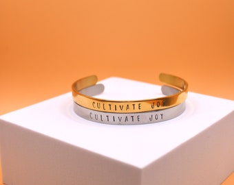 Cultivez la joie | Bracelet de manchette réglable en acier inoxydable estampillé à la main | Or ou Argent