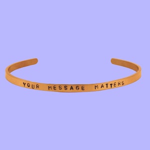 Su mensaje importa / Pulsera de puño fino inspirador ajustable estampada a mano / Oro