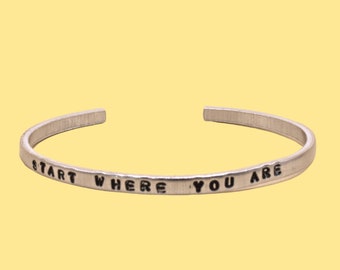 Commencez là où vous êtes | Bracelet de manchette mince motivationnel réglable estampillé à la main | Aluminium