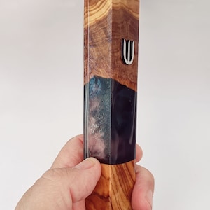 Étui unique de 15 cm fait main en bois d'olivier et époxy Mezouza. La mezouza présentée sur la photo est celle que vous recevrez. Parchemin non inclus