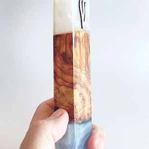 Étui unique de 15 cm fait main en bois d'olivier et époxy Mezouza. La mezouza présentée sur la photo est celle que vous recevrez. Parchemin non inclus