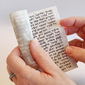 Koosjere mezoeza-rol. Beste kwaliteit. 3". Gemaakt in Israël. Hoes niet inbegrepen. Met de hand geschreven door een rabbijn. 100% koosjer perkamentpapier.