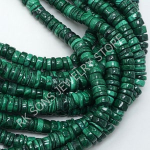 Puede incluir: Una hebra de cuentas de malaquita verde, cada cuenta es un disco plano y redondo con un patrón único de líneas verdes y negras que se arremolinan. Las cuentas están enhebradas para formar un collar largo.