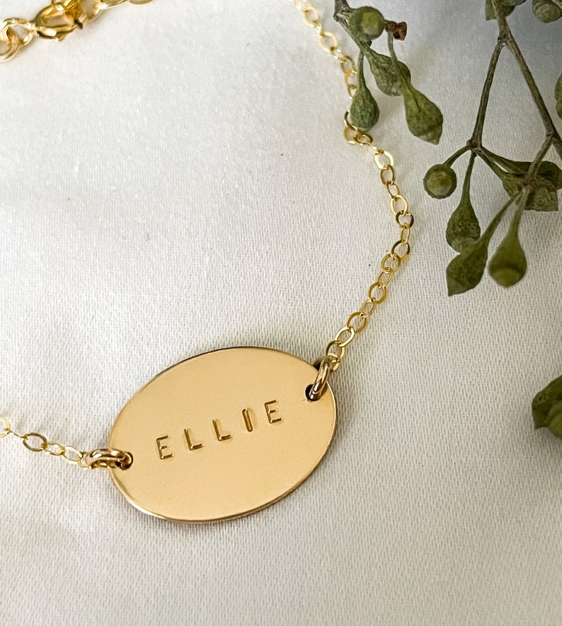 Personalized Hand Stamped Letter Bracelet for Mom Mother/'s Day Gift 14k Gold Filled Custom Oval Name Plate Bracelet