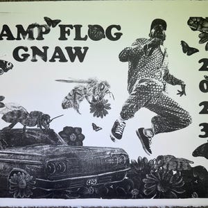 Könnte beinhalten: Schwarzweißes Poster mit dem Text "CAMP FLOG GNAW 2023". Das Poster zeigt eine Person, die in der Luft springt, ein Auto und verschiedene Insekten.