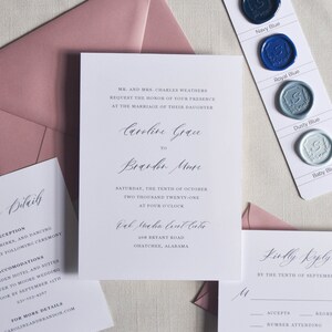Puede incluir: Conjunto de invitaciones de boda en rosa p&aacute;lido, que incluye una invitaci&oacute;n, una tarjeta de confirmaci&oacute;n de asistencia y una tarjeta de detalles. Una tarjeta de muestra de color muestra sellos de cera azul marino, real, polvoriento y azul beb&eacute;.
