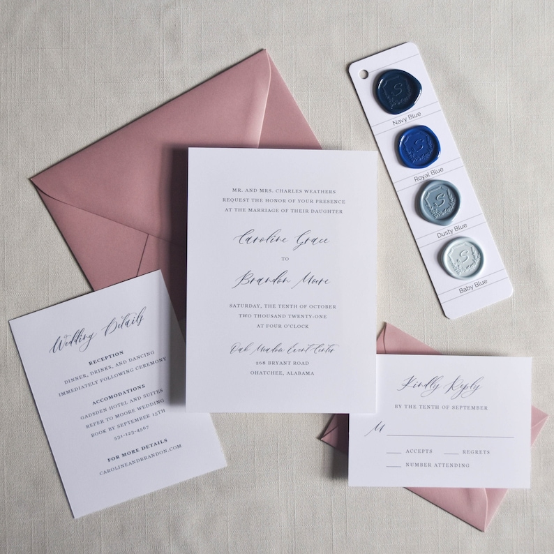 Puede incluir: Conjunto de invitaciones de boda en rosa p&aacute;lido, que incluye una invitaci&oacute;n, una tarjeta de confirmaci&oacute;n de asistencia y una tarjeta de detalles. Una tarjeta de muestra de color muestra sellos de cera azul marino, real, polvoriento y azul beb&eacute;.