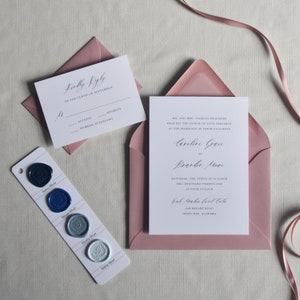 Puede incluir: Conjunto de invitaciones de boda con una invitaci&oacute;n formal, una tarjeta de confirmaci&oacute;n de asistencia y un sobre rosa. Una muestra de color muestra sellos de cera azul marino, azul real, azul polvoriento y azul beb&eacute;. El texto de la invitaci&oacute;n incluye nombres, fecha, hora y lugar.