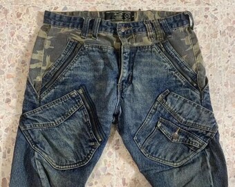 Jeans cargo vintage patchwork in denim effetto invecchiato con inserti mimetici e tasca nascosta con zip e patta, stile streetwear anni 2000, pantaloni utility unisex, taglia W30 L30