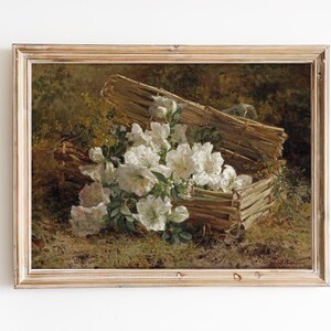 アートプリント | 森の床に置かれた籐のバスケットに入った白いツツジとミモザ | 白い花のアートプリント | アンティークの静物画