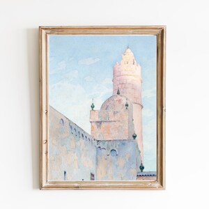 Peut inclure: Une peinture à l'aquarelle encadrée d'une mosquée avec un haut minaret rose et un toit en dôme. Le ciel est bleu clair avec des nuages blancs.